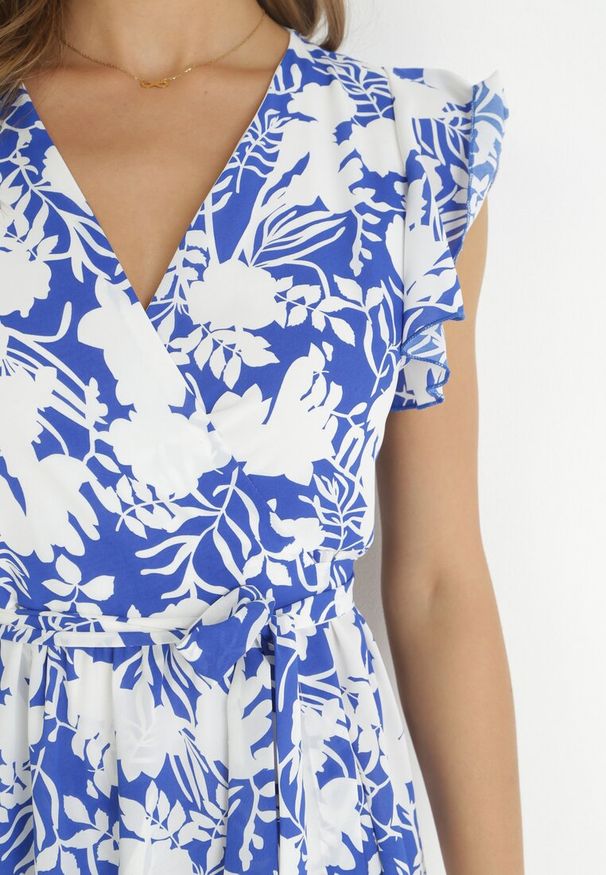 Born2be - Granatowo-Biała Kopertowa Sukienka Maxi w Kwiaty z Falbanką i Wiązaniem Xahna. Typ kołnierza: kołnierz z falbankami. Kolor: niebieski. Materiał: materiał. Długość rękawa: krótki rękaw. Wzór: kwiaty. Sezon: wiosna, lato. Typ sukienki: kopertowe. Długość: maxi