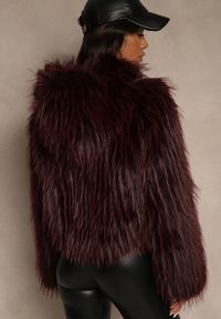 Renee - Bordowa Kurtka Futerko z Kapturem i Zapięciem na Suwak Zetora. Okazja: na co dzień. Typ kołnierza: kaptur. Kolor: czerwony. Materiał: futro. Wzór: gładki. Styl: casual, street #5