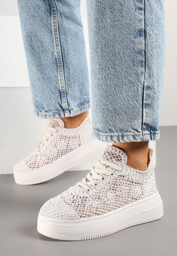 Renee - Beżowe Sneakersy na Platformie z Ażurowym Wykończeniem Isdisane. Okazja: na co dzień. Zapięcie: sznurówki. Kolor: beżowy. Materiał: jeans. Wzór: ażurowy. Obcas: na platformie