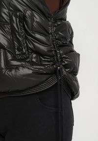 Born2be - Czarna Kamizelka Pikowana z Wysokim Kołnierzem i Kieszeniami Irinae. Okazja: na co dzień, na spotkanie biznesowe. Kolor: czarny. Materiał: jeans. Styl: biznesowy, casual #6