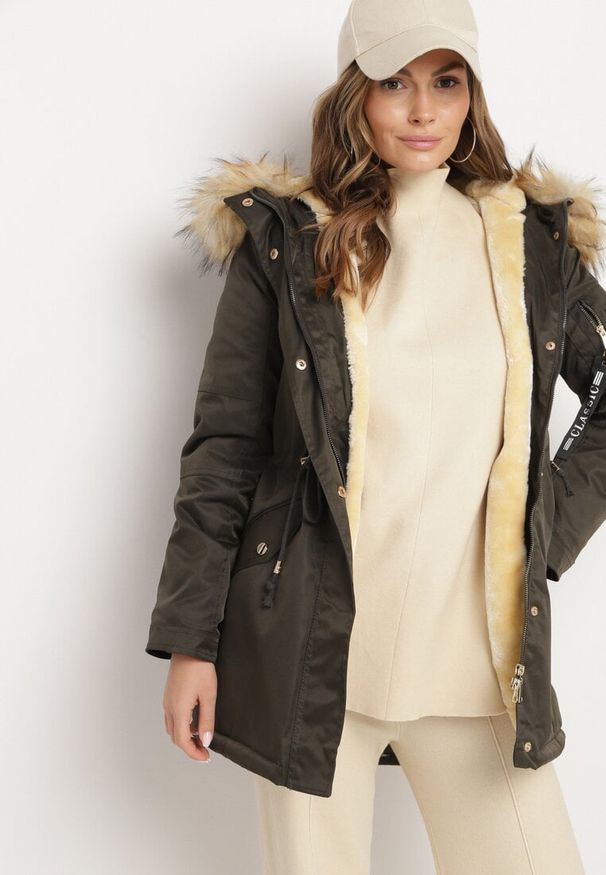 Born2be - Zielono-Beżowa Kurtka Parka z Futerkowym Odpinanym Zdobieniem przy Kapturze Inellae. Okazja: na co dzień. Kolor: zielony. Materiał: jeans, futro, dzianina. Wzór: aplikacja. Styl: elegancki, klasyczny, casual