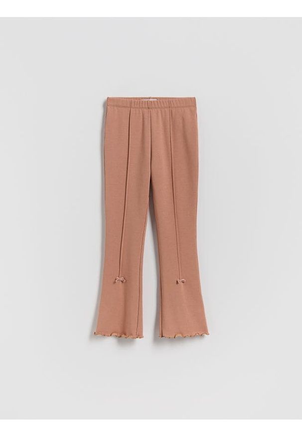 Reserved - Ocieplane legginsy flare z kokardkami - brązowy. Kolor: brązowy. Materiał: dzianina