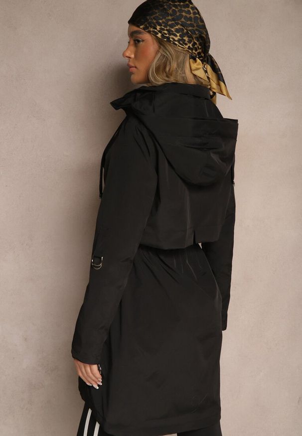 Renee - Czarna Kurtka Parka z Kapturem i Regulowanymi Troczkami Isalene. Okazja: na co dzień. Typ kołnierza: kaptur. Kolor: czarny. Materiał: jeans. Styl: elegancki, casual
