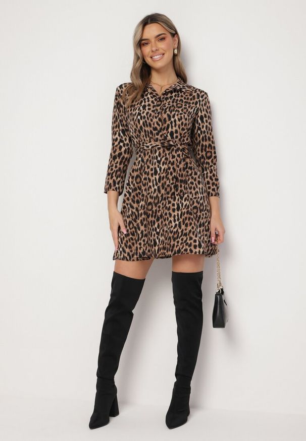 Born2be - Brązowa Sukienka Mini ze Zwierzęcym Printem i Wiązanym Paskiem w Talii Crossie. Kolor: brązowy. Wzór: nadruk, motyw zwierzęcy. Długość: mini