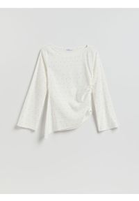 Reserved - Bluzka z asymetrycznym dołem - złamana biel. Materiał: tkanina, wiskoza