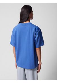 outhorn - T-shirt oversize z haftem męski - kobaltowy. Kolor: niebieski. Materiał: dzianina, materiał, bawełna. Wzór: haft