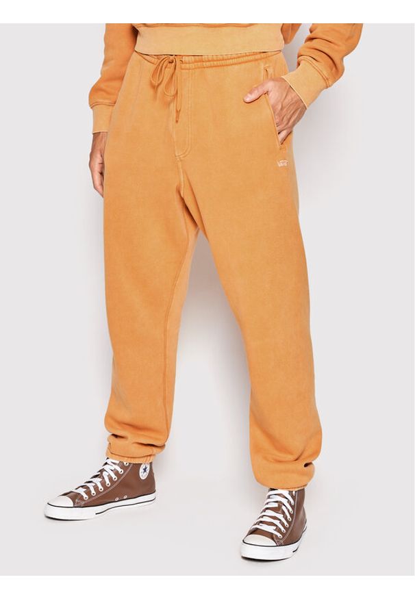 Vans Spodnie dresowe ComfyCush Wash VN0A7YCE Pomarańczowy Relaxed Fit. Kolor: pomarańczowy. Materiał: bawełna, dresówka
