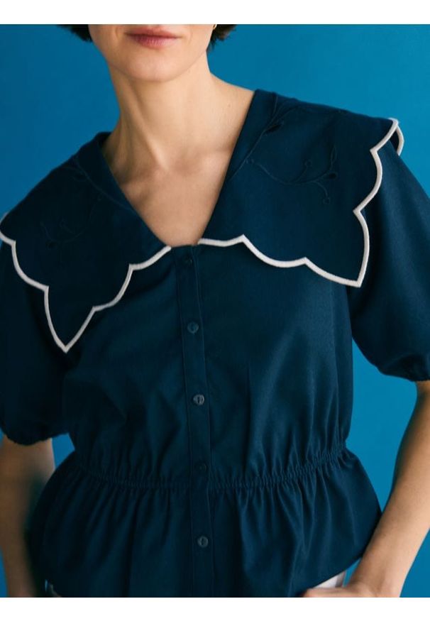 Reserved - Bluzka z ozdobnym kołnierzem - granatowy. Kolor: niebieski. Materiał: tkanina, len