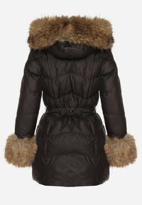 Born2be - Czarna Pikowana Kurtka z Paskiem i Kapturem Zdobiona Futerkiem Olunelia. Okazja: na co dzień. Kolor: czarny. Materiał: futro. Wzór: aplikacja. Styl: casual, elegancki, klasyczny #5