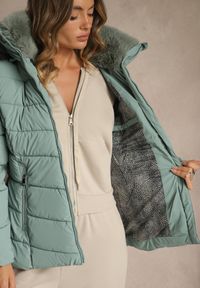 Renee - Jasnozielona Pikowana Kurtka o Taliowanym Kroju z Kapturem z Futerkiem Olidessa. Okazja: na spacer, na co dzień. Typ kołnierza: kaptur. Kolor: zielony. Materiał: futro. Styl: casual #5