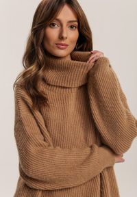 Renee - Ciemnobeżowy Golf Oversize Malia. Okazja: na co dzień. Typ kołnierza: golf. Kolor: brązowy. Materiał: wiskoza, skóra, jeans. Długość rękawa: długi rękaw. Długość: długie. Wzór: ze splotem. Styl: casual #4