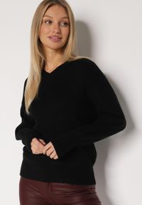 Born2be - Czarny Sweter z Domieszką Kaszmiru z Dekoltem w Serek Feralaine. Okazja: na co dzień, na spotkanie biznesowe. Typ kołnierza: dekolt w serek. Kolor: czarny. Materiał: kaszmir. Styl: biznesowy, klasyczny, casual, elegancki #5