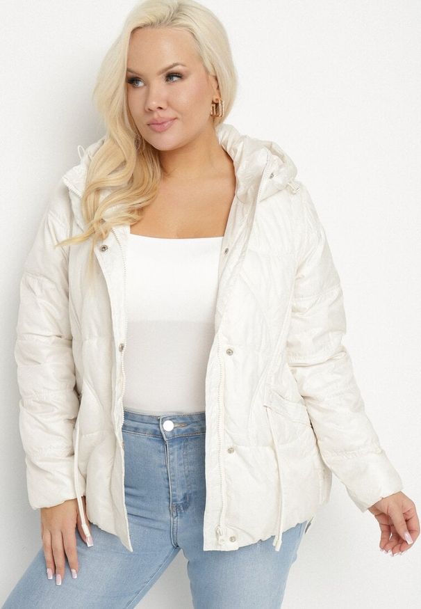 Born2be - Biała Kurtka Pikowana z Nieodpinanym Kapturem i Kieszeniami Annitte. Okazja: na co dzień. Kolekcja: plus size. Kolor: biały. Materiał: jeans. Styl: casual
