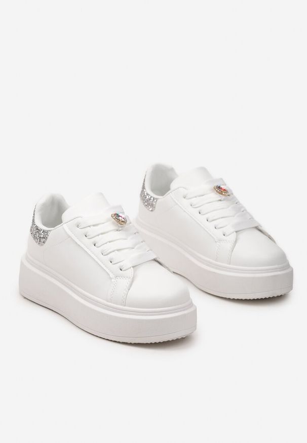 Renee - Biało-Srebrne Sneakersy z Brokatową Wstawką i Cyrkonią przy Sznurówkach Wineta. Kolor: biały
