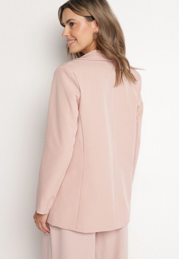 Born2be - Ciemnoróżowa Marynarka Ozdobiona Imitacją Kieszeni Sovzedi. Okazja: na spotkanie biznesowe. Kolor: różowy. Materiał: jeans. Wzór: aplikacja. Styl: elegancki, biznesowy