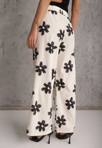 Renee - Czarno-Kremowe Szerokie Spodnie High Waist z Kwiatowym Printem i Wiązanym Paskiem Oramare. Okazja: na co dzień. Stan: podwyższony. Kolor: czarny. Długość: krótkie. Wzór: nadruk, kwiaty. Styl: boho, casual #8