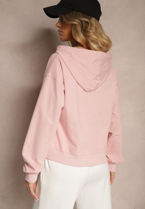 Renee - Różowa Bluza o Klasycznym Kroju z Kapturem i Kieszenią Firloti. Okazja: na co dzień. Typ kołnierza: kaptur. Kolor: różowy. Materiał: jeans. Styl: klasyczny