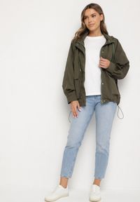 Born2be - Ciemnozielona Kurtka Oversize z Kapturem i Kieszeniami Malorea. Okazja: na co dzień. Typ kołnierza: kaptur. Kolor: zielony. Materiał: jeans, koronka. Styl: casual #4