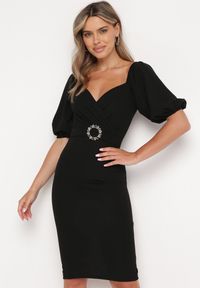 Born2be - Czarna Sukienka Dopasowana z Paskiem i Klamrą w Talii oraz Bufiastymi Rękawami Lurdia. Okazja: na wesele, na ślub cywilny. Kolor: czarny. Wzór: aplikacja. Styl: elegancki #1