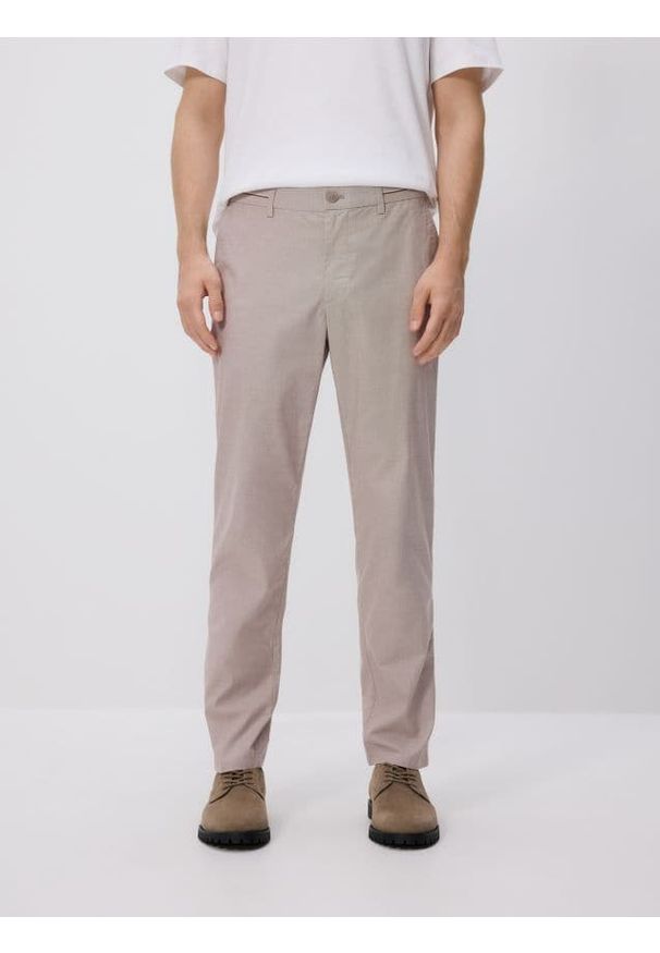 Reserved - Gładkie spodnie chino slim - beżowy. Kolor: beżowy. Materiał: tkanina, bawełna. Wzór: gładki