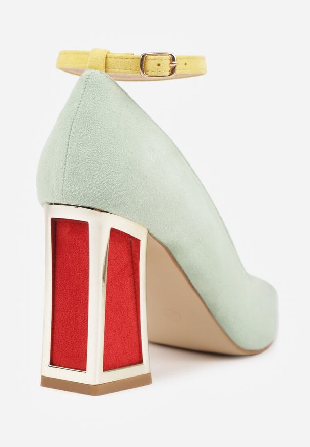 Renee - Jasnozielone Czółenka na Słupku Ozdobione Paskiem i Metaliczną Aplikacją Lannethe. Okazja: na randkę. Zapięcie: pasek. Kolor: zielony. Wzór: aplikacja. Obcas: na słupku. Styl: klasyczny