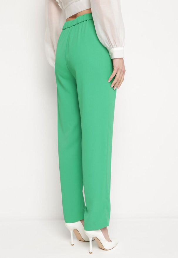 Born2be - Zielone Eleganckie Spodnie z Wysokim Stanem z Prostymi Nogawkami i Gumką w Pasie Althema. Okazja: na co dzień. Stan: podwyższony. Kolor: zielony. Materiał: materiał. Styl: elegancki