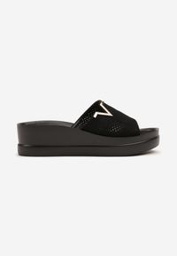 Renee - Czarne Klapki Vices Ażurowe z Metalicznym Detalem na Koturnie Gleorine. Okazja: na co dzień. Kolor: czarny. Materiał: jeans. Wzór: ażurowy. Sezon: lato. Obcas: na koturnie. Styl: casual #5