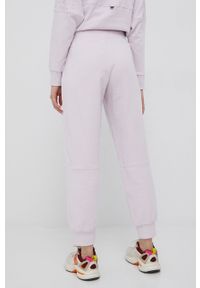 Puma spodnie bawełniane damskie kolor fioletowy z nadrukiem. Kolor: fioletowy. Materiał: bawełna. Wzór: nadruk