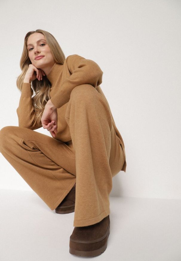 Born2be - Beżowy Klasyczny Dzianinowy Komplet z Wiskozą Szerokie Spodnie i Sweter Półgolf Reillena. Kolor: beżowy. Materiał: wiskoza, dzianina