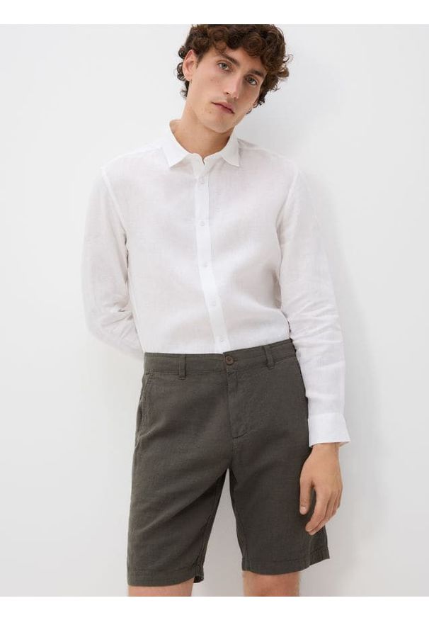 Reserved - Szorty regular z lnem - jasny zielony. Kolor: zielony. Materiał: len