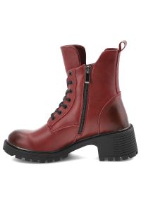 Czerwone Botki Filippo Skórzane Obuwie Damskie. Okazja: na co dzień. Zapięcie: sznurówki. Kolor: czerwony. Materiał: skóra. Szerokość cholewki: normalna. Obcas: na obcasie. Styl: casual, rockowy. Wysokość obcasa: średni #7