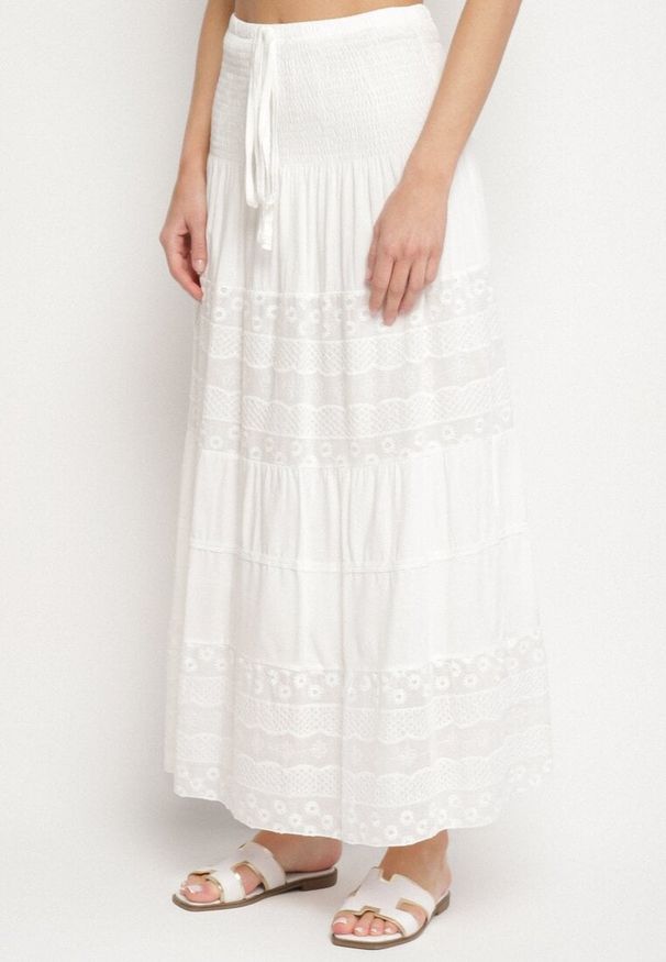 Born2be - Biała Spódnica z Bawełny z Wysokim Stanem w Stylu Boho Ellitrae. Okazja: na co dzień. Stan: podwyższony. Kolor: biały. Materiał: bawełna. Sezon: lato, wiosna. Styl: boho