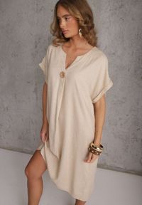 Renee - Beżowa Sukienka o Pudełkowym Kroju z Lnem i Wiskozą Zdobiona Guzikiem Mezynore. Kolekcja: plus size. Kolor: beżowy. Materiał: wiskoza, len. Wzór: aplikacja. Typ sukienki: dla puszystych. Styl: boho, wakacyjny #5
