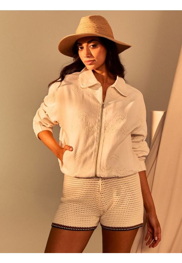 Sinsay - Swetrowe ażurowe szorty z wiązaniem - kremowy. Kolor: kremowy. Wzór: ażurowy