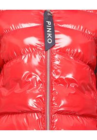 Pinko - PINKO - Czerwona kurtka puchowa z logo. Kolor: czerwony. Materiał: puch