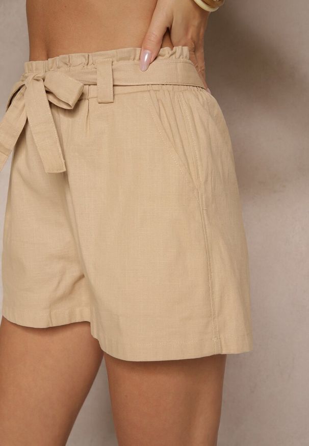 Renee - Beżowe Szorty z Bawełny High Waist Ozdobione Paskiem Lioziera. Okazja: na co dzień, na spacer. Stan: podwyższony. Kolor: beżowy. Materiał: bawełna. Wzór: aplikacja. Sezon: lato. Styl: elegancki, casual