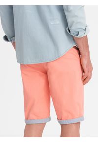 Ombre Clothing - Szorty męskie chinosy z kontrastowym podwinięciem – łososiowe V9. Okazja: na imprezę, do pracy, na co dzień. Kolor: pomarańczowy. Materiał: tkanina, elastan, bawełna. Długość: krótkie. Wzór: kolorowy. Sezon: lato. Styl: wakacyjny, casual #7