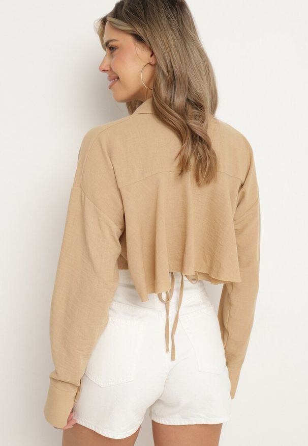 Born2be - Beżowa Klasyczna Koszula o Krótkim Kroju na Guziki Tiamavoin. Okazja: na co dzień. Kolor: beżowy. Materiał: jeans. Długość rękawa: długi rękaw. Długość: krótkie. Styl: klasyczny