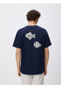 Reserved - T-shirt comfort z haftem na plecach - granatowy. Kolor: niebieski. Materiał: bawełna, dzianina. Wzór: haft #1