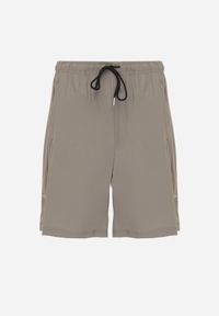 Born2be - Ciemnobeżowe Szorty w Sportowym Stylu ze Sznurkami i Zasuwanymi Kieszeniami Abateia. Okazja: na co dzień. Kolor: beżowy. Materiał: materiał. Wzór: napisy. Sezon: lato. Styl: sportowy #1