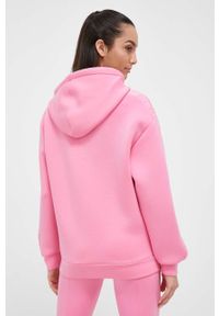 Guess bluza damska kolor różowy z kapturem z nadrukiem. Typ kołnierza: kaptur. Kolor: różowy. Materiał: materiał, dzianina, wiskoza. Wzór: nadruk, aplikacja #2