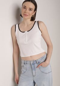 Born2be - Biały Bawełniany Top w Prążki z Guzikami przy Dekolcie Bervise. Okazja: na co dzień. Kolor: biały. Materiał: bawełna. Wzór: prążki. Styl: casual #6