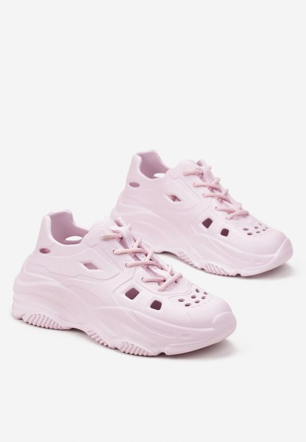 Renee - Różowe Gumowe Sneakersy na Grubej Podeszwie Ozdobione Dziurkami Ojala. Kolor: różowy. Materiał: guma. Wzór: aplikacja