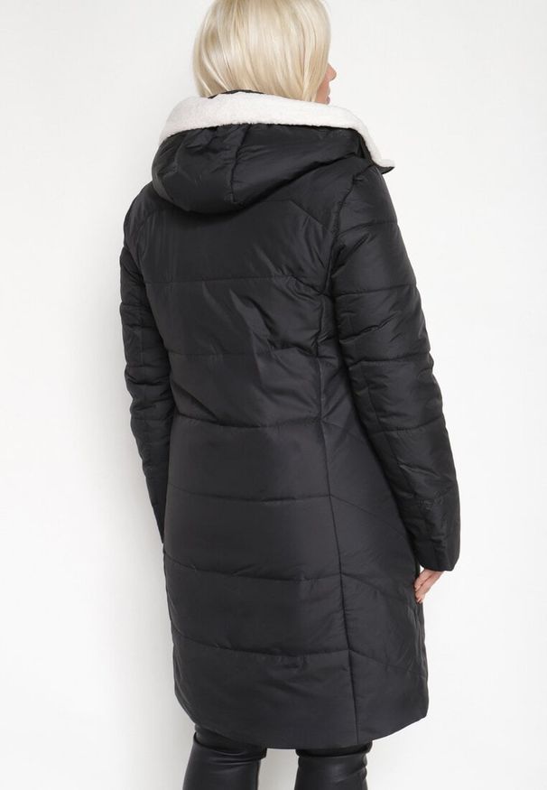 Born2be - Czarna Pikowana Kurtka Zimowa z Kapturem i Kieszeniami z Kontrastowymi Detalami Genara. Okazja: na co dzień. Typ kołnierza: kaptur. Kolor: czarny. Materiał: jeans. Sezon: zima. Styl: elegancki, casual