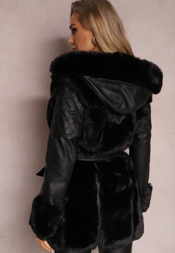 Renee - Czarna Kurtka z Kapturem z Imitacji Skóry i Futerka Cesse. Typ kołnierza: kaptur. Kolor: czarny. Materiał: skóra, futro. Styl: elegancki