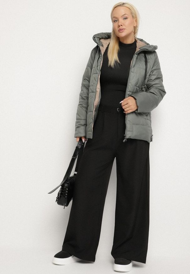 Born2be - Zielona Pikowana Kurtka z Kapturem i Ozdobnymi Suwakami Tulirisa. Okazja: na co dzień. Typ kołnierza: kaptur. Kolekcja: plus size. Kolor: zielony. Materiał: jeans. Styl: casual, sportowy