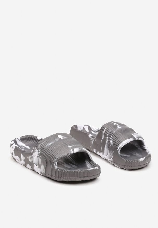 Born2be - Szaro-Białe Płaskie Klapki Tie-Dye z Lekkiej Pianki Tessamara. Nosek buta: otwarty. Kolor: szary