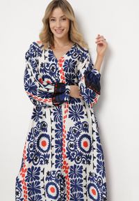 Born2be - Niebieska Satynowa Sukienka Pudełkowa z Rustykalnym Wzorem Xallilena. Kolor: niebieski. Materiał: satyna. Styl: elegancki #2