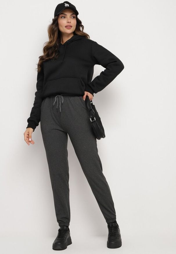 Born2be - Ciemnoszare Spodnie Dresowe z Gumką w Pasie oraz Troczkiem i Kieszeniami Liareine. Okazja: na co dzień. Kolor: szary. Materiał: dresówka. Styl: elegancki, casual
