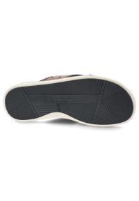 Granatowe Klapki Wrangler Modne Obuwie Męskie. Okazja: na co dzień. Kolor: niebieski. Materiał: skóra, materiał. Wzór: paski. Sezon: lato. Styl: wakacyjny, casual, elegancki #7